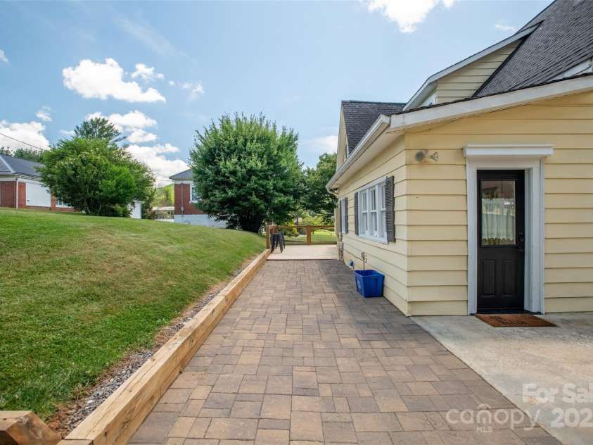 118 Robertson Street, Burnsville, NC 28714.  MLS# CAR4276609, YatesRealty ID 30181. 