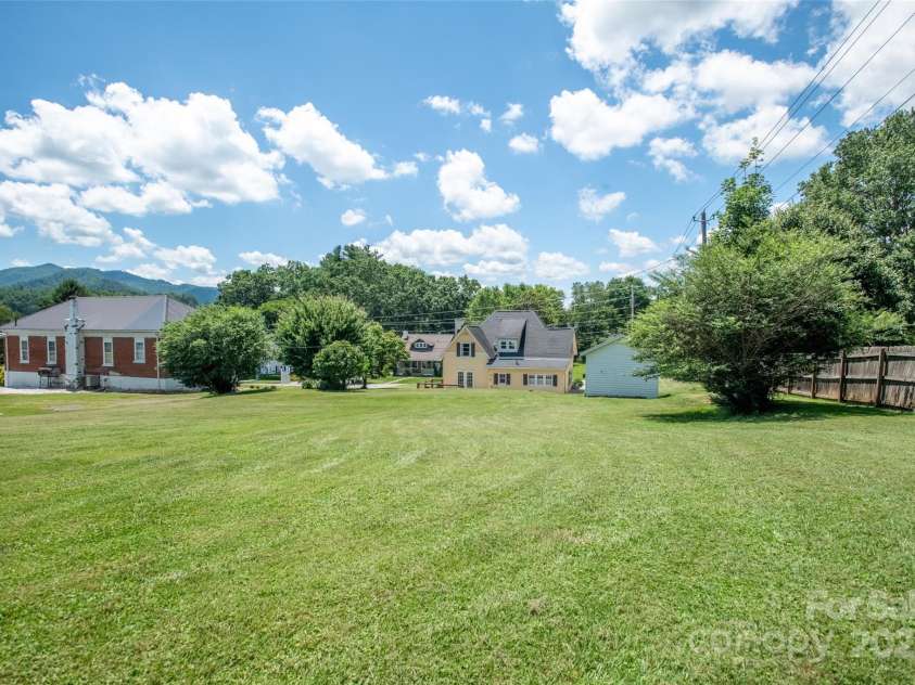 118 Robertson Street, Burnsville, NC 28714.  MLS# CAR4276609, YatesRealty ID 30181. 