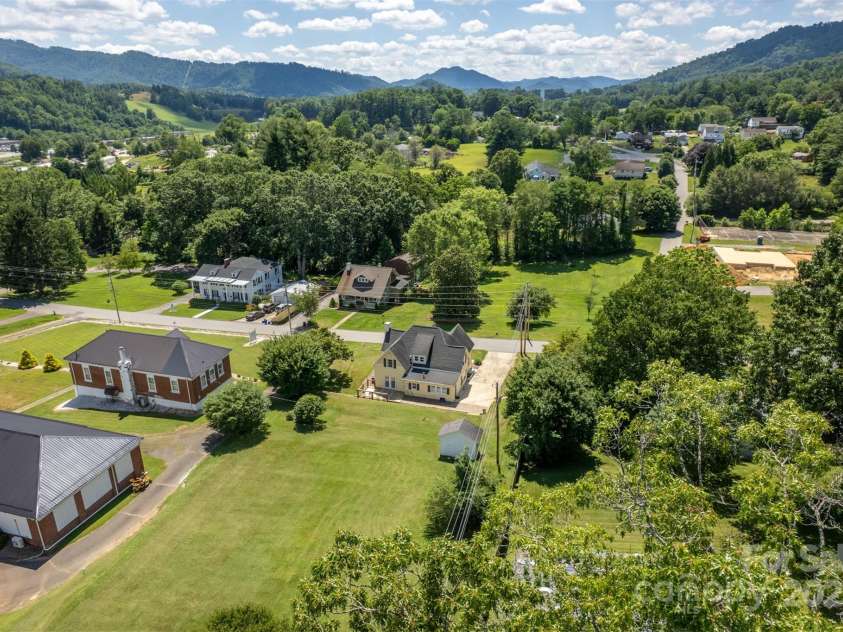 118 Robertson Street, Burnsville, NC 28714.  MLS# CAR4276609, YatesRealty ID 30181. 