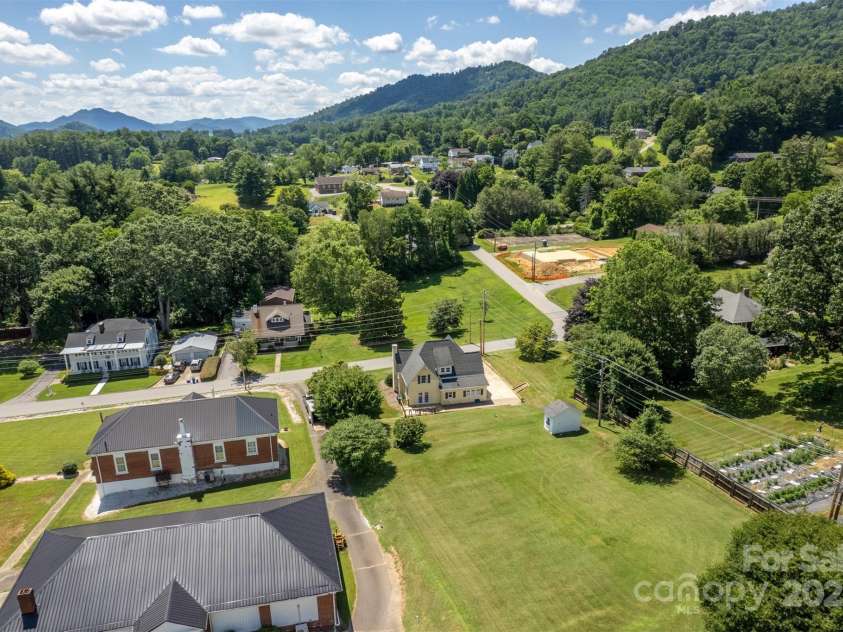 118 Robertson Street, Burnsville, NC 28714.  MLS# CAR4276609, YatesRealty ID 30181. 
