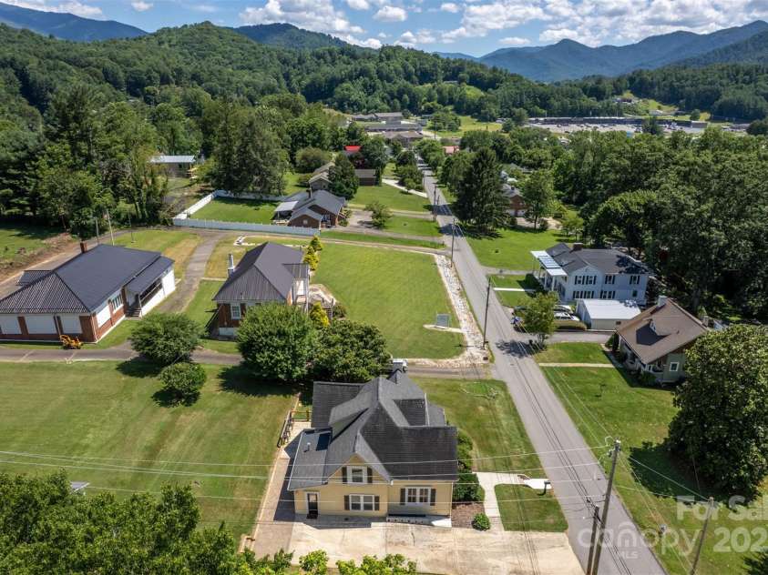 118 Robertson Street, Burnsville, NC 28714.  MLS# CAR4276609, YatesRealty ID 30181. 