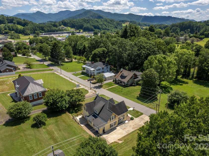 118 Robertson Street, Burnsville, NC 28714.  MLS# CAR4276609, YatesRealty ID 30181. 