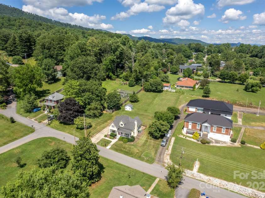 118 Robertson Street, Burnsville, NC 28714.  MLS# CAR4276609, YatesRealty ID 30181. 