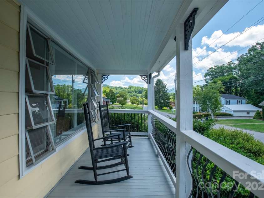 118 Robertson Street, Burnsville, NC 28714.  MLS# CAR4276609, YatesRealty ID 30181. 