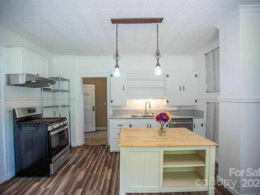 118 Robertson Street, Burnsville, NC 28714.  MLS# CAR4276609, YatesRealty ID 30181. 