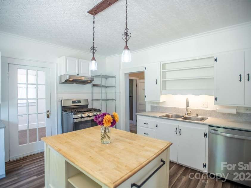 118 Robertson Street, Burnsville, NC 28714.  MLS# CAR4276609, YatesRealty ID 30181. 