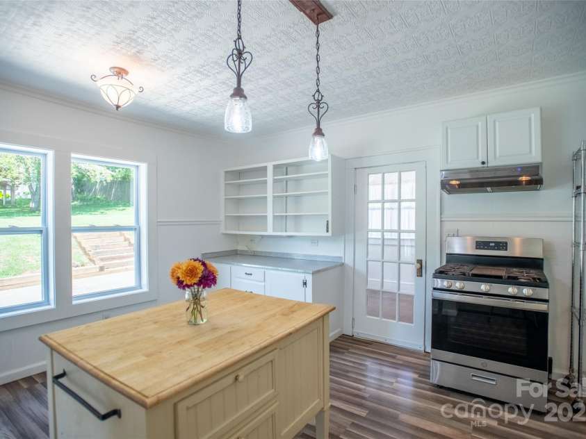 118 Robertson Street, Burnsville, NC 28714.  MLS# CAR4276609, YatesRealty ID 30181. 