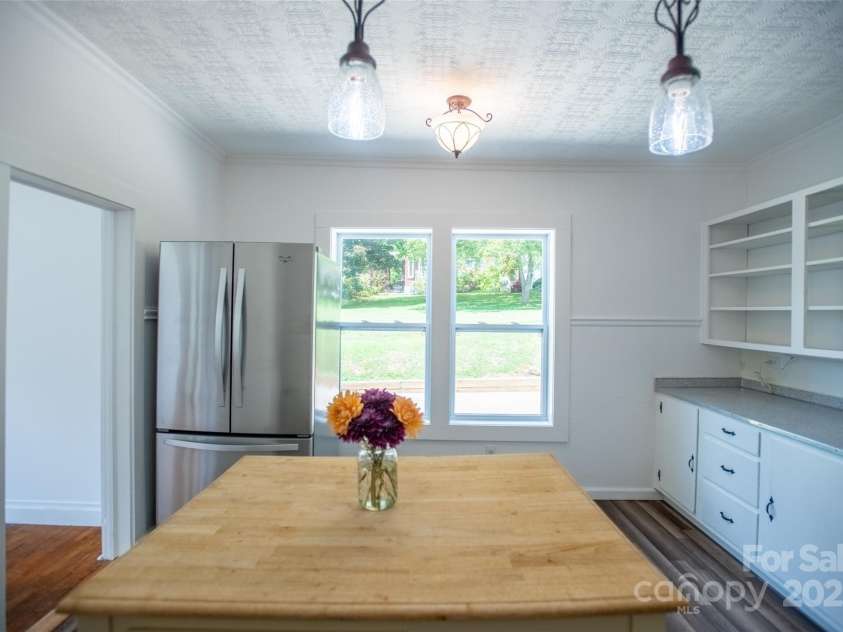 118 Robertson Street, Burnsville, NC 28714.  MLS# CAR4276609, YatesRealty ID 30181. 