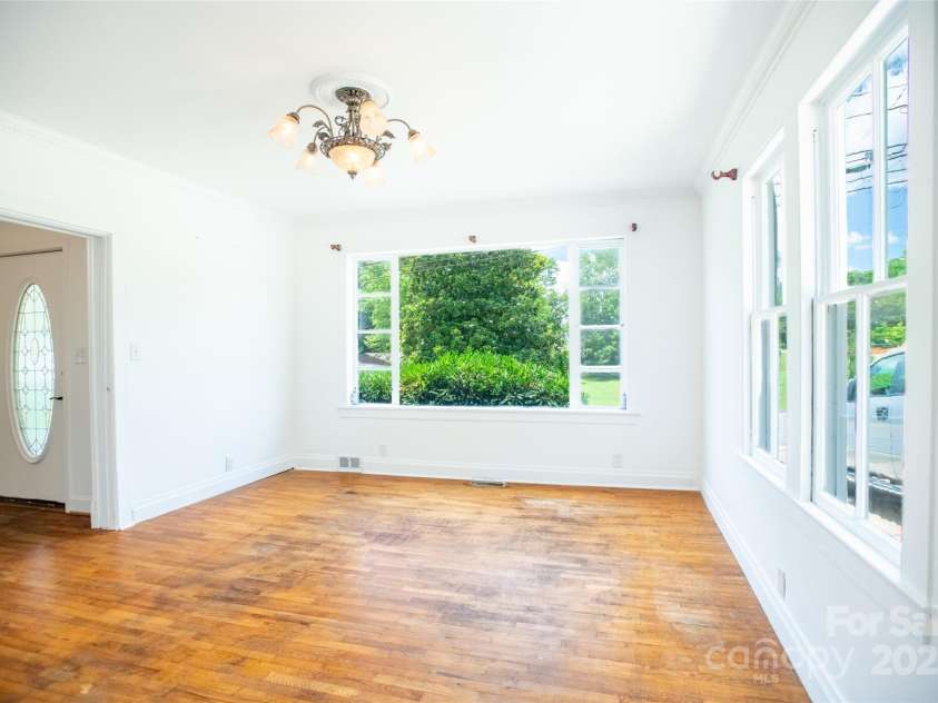 118 Robertson Street, Burnsville, NC 28714.  MLS# CAR4276609, YatesRealty ID 30181. 