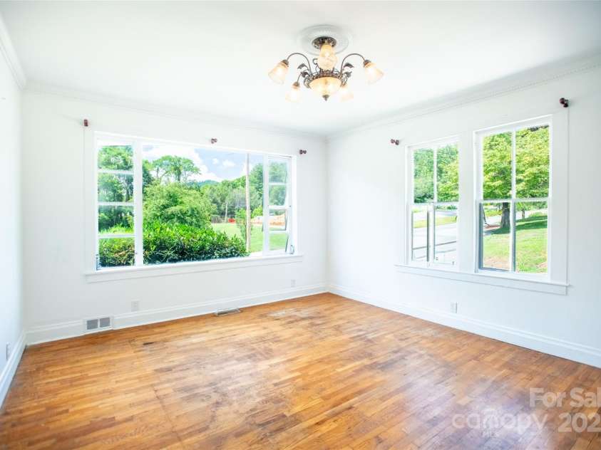 118 Robertson Street, Burnsville, NC 28714.  MLS# CAR4276609, YatesRealty ID 30181. 