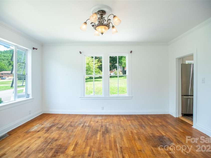 118 Robertson Street, Burnsville, NC 28714.  MLS# CAR4276609, YatesRealty ID 30181. 