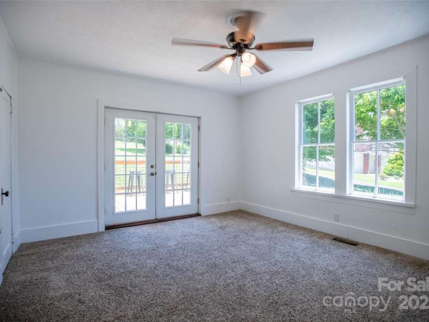 118 Robertson Street, Burnsville, NC 28714.  MLS# CAR4276609, YatesRealty ID 30181. 