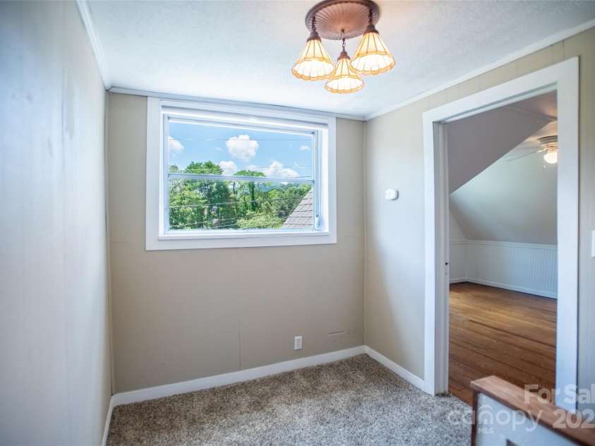 118 Robertson Street, Burnsville, NC 28714.  MLS# CAR4276609, YatesRealty ID 30181. 