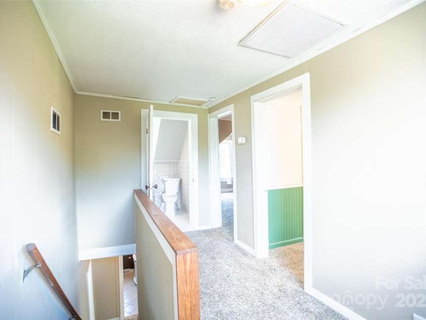 118 Robertson Street, Burnsville, NC 28714.  MLS# CAR4276609, YatesRealty ID 30181. 