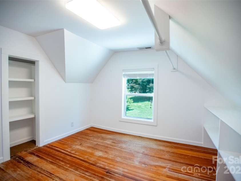 118 Robertson Street, Burnsville, NC 28714.  MLS# CAR4276609, YatesRealty ID 30181. 