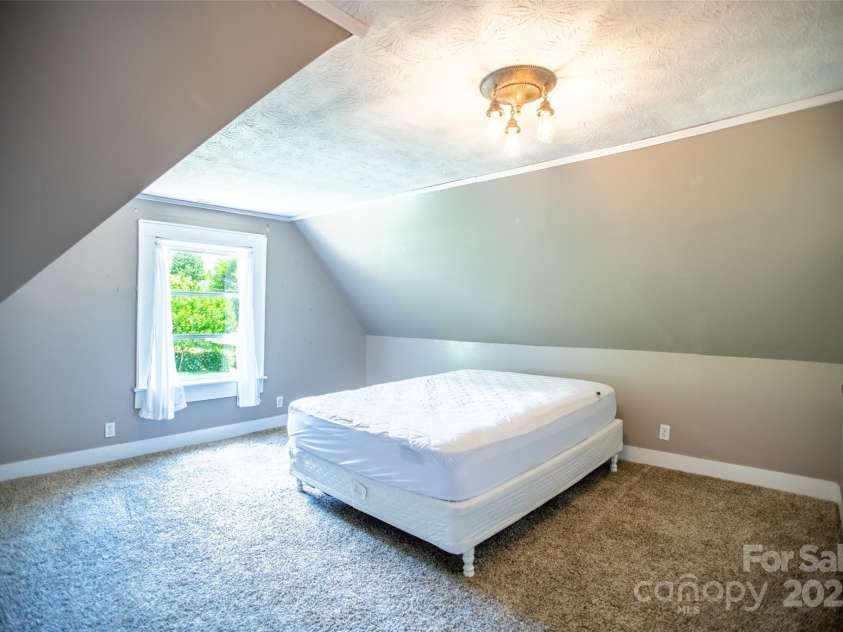 118 Robertson Street, Burnsville, NC 28714.  MLS# CAR4276609, YatesRealty ID 30181. 