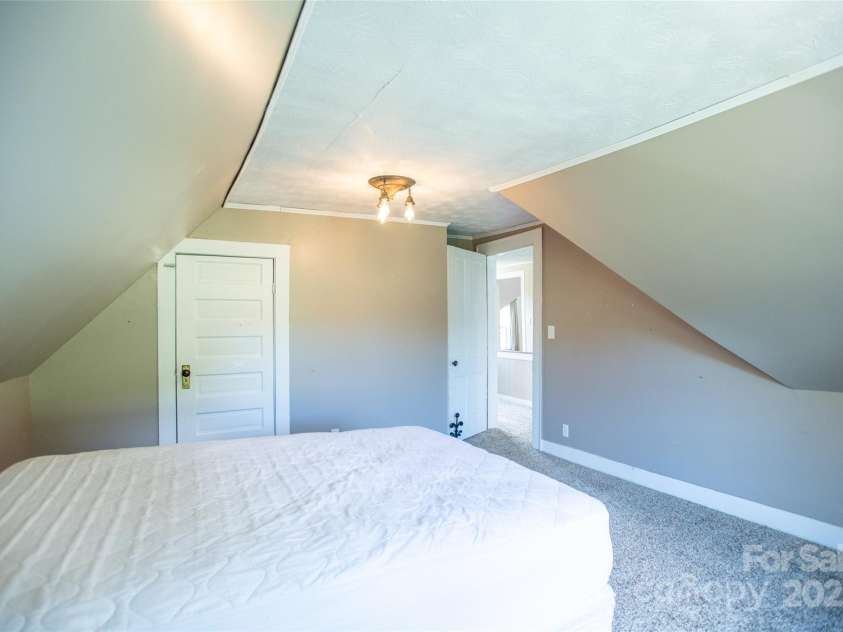 118 Robertson Street, Burnsville, NC 28714.  MLS# CAR4276609, YatesRealty ID 30181. 