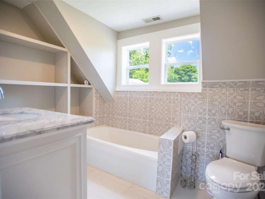 118 Robertson Street, Burnsville, NC 28714.  MLS# CAR4276609, YatesRealty ID 30181. 