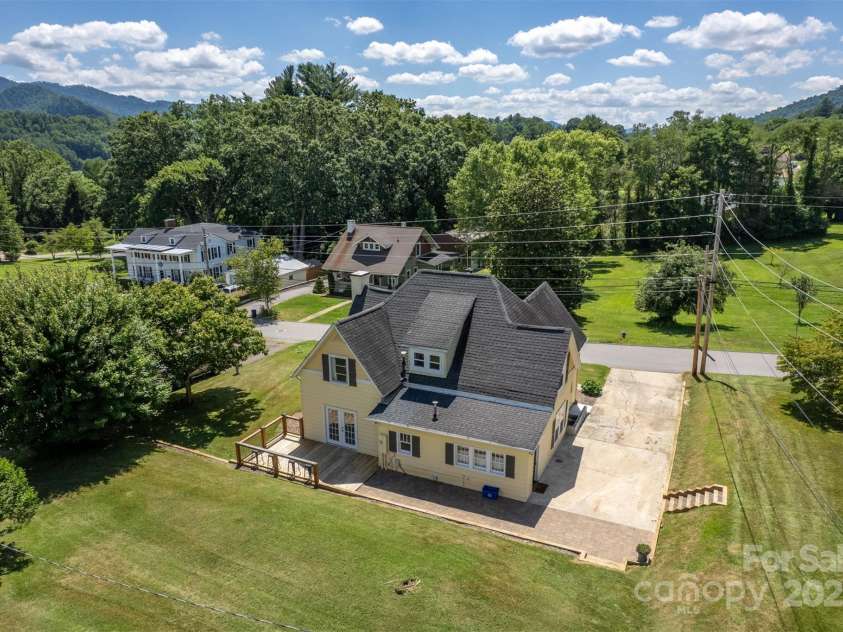 118 Robertson Street, Burnsville, NC 28714.  MLS# CAR4276609, YatesRealty ID 30181. 