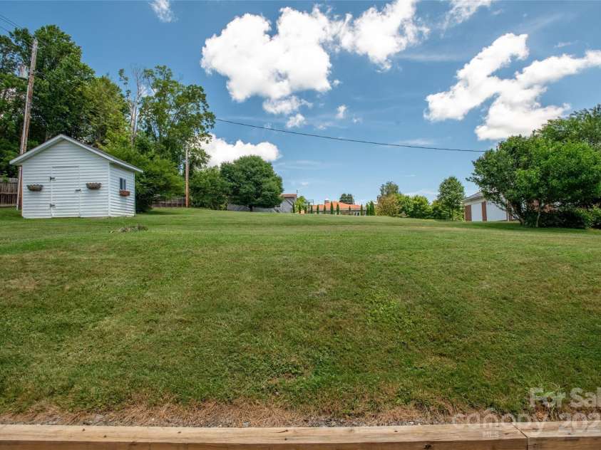 118 Robertson Street, Burnsville, NC 28714.  MLS# CAR4276609, YatesRealty ID 30181.  