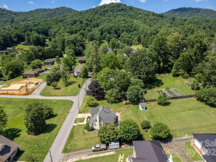 118 Robertson Street, Burnsville, NC 28714.  MLS# CAR4276609, YatesRealty ID 30181. 