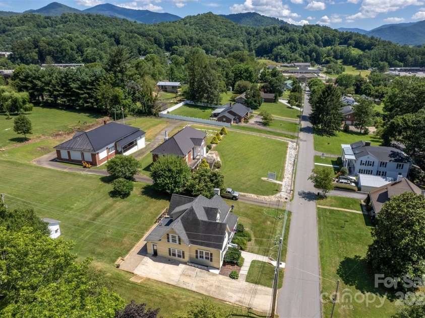 118 Robertson Street, Burnsville, NC 28714.  MLS# CAR4276609, YatesRealty ID 30181. 