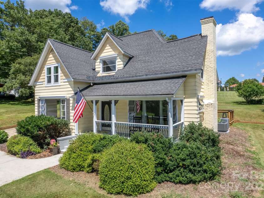 118 Robertson Street, Burnsville, NC 28714.  MLS# CAR4276609, YatesRealty ID 30181. 