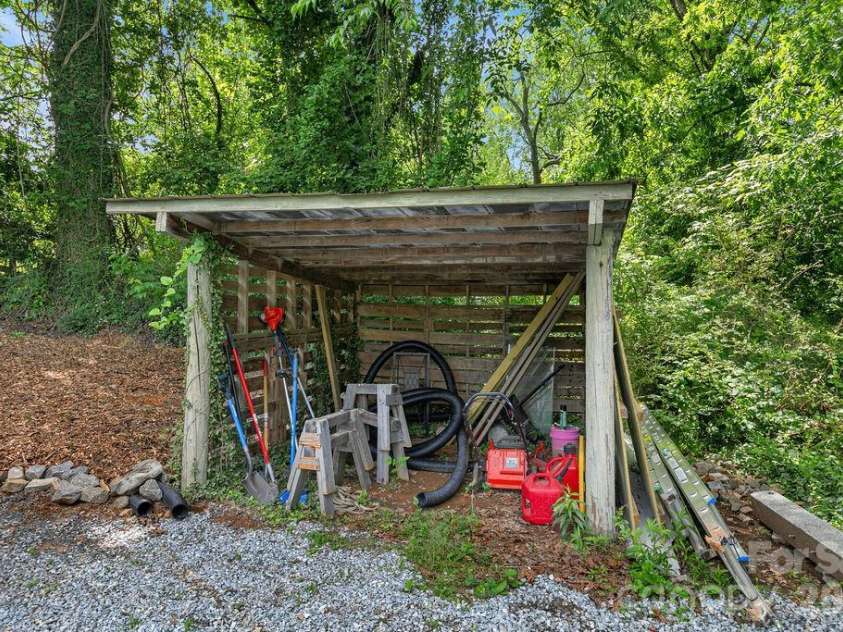 113 Byrd Lane, Brevard, NC 28712.  MLS# CAR4388450, YatesRealty ID 30182. 