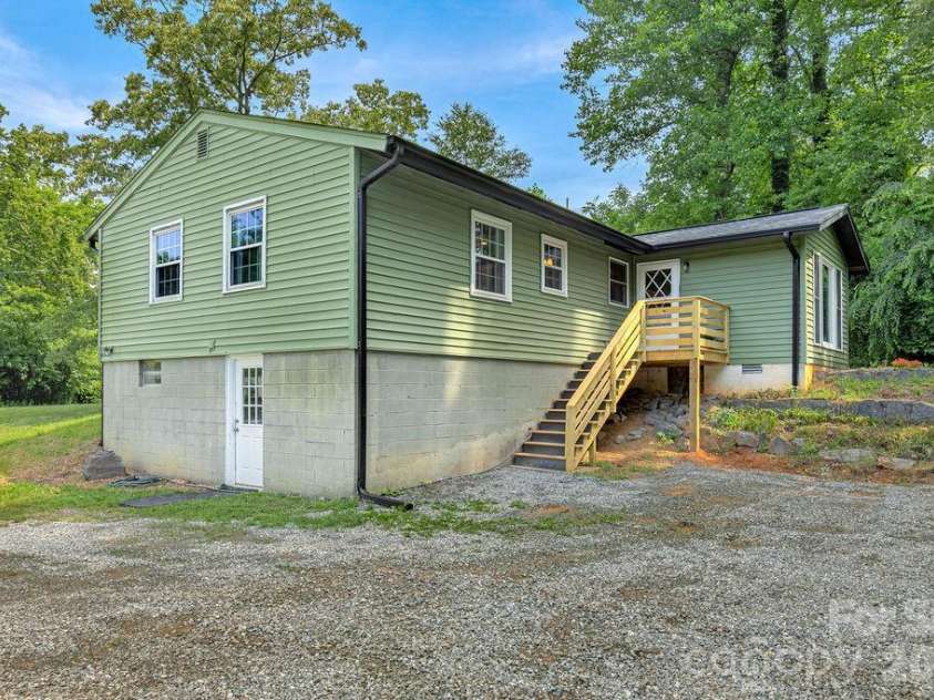 113 Byrd Lane, Brevard, NC 28712.  MLS# CAR4388450, YatesRealty ID 30182. 