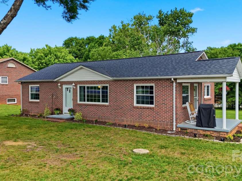 3526 16th Street, Hickory, NC 28601.  MLS# CAR4388898, YatesRealty ID 30183. 