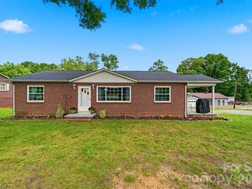 3526 16th Street, Hickory, NC 28601.  MLS# CAR4388898, YatesRealty ID 30183. 