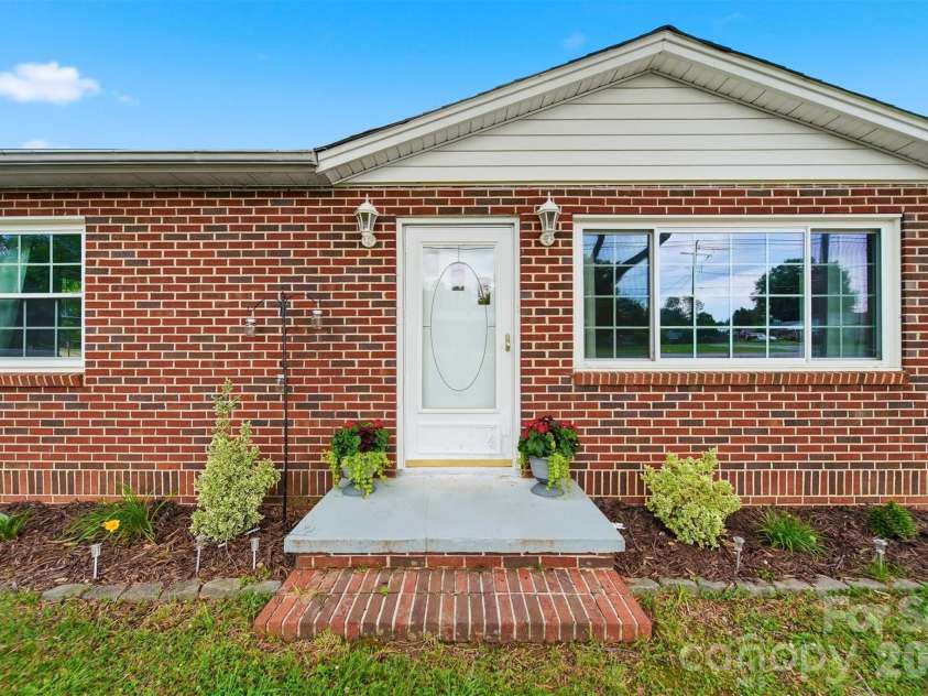 3526 16th Street, Hickory, NC 28601.  MLS# CAR4388898, YatesRealty ID 30183. 