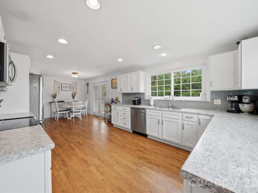 3526 16th Street, Hickory, NC 28601.  MLS# CAR4388898, YatesRealty ID 30183. 