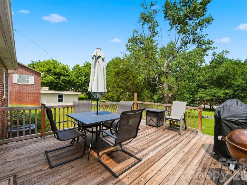 3526 16th Street, Hickory, NC 28601.  MLS# CAR4388898, YatesRealty ID 30183. 