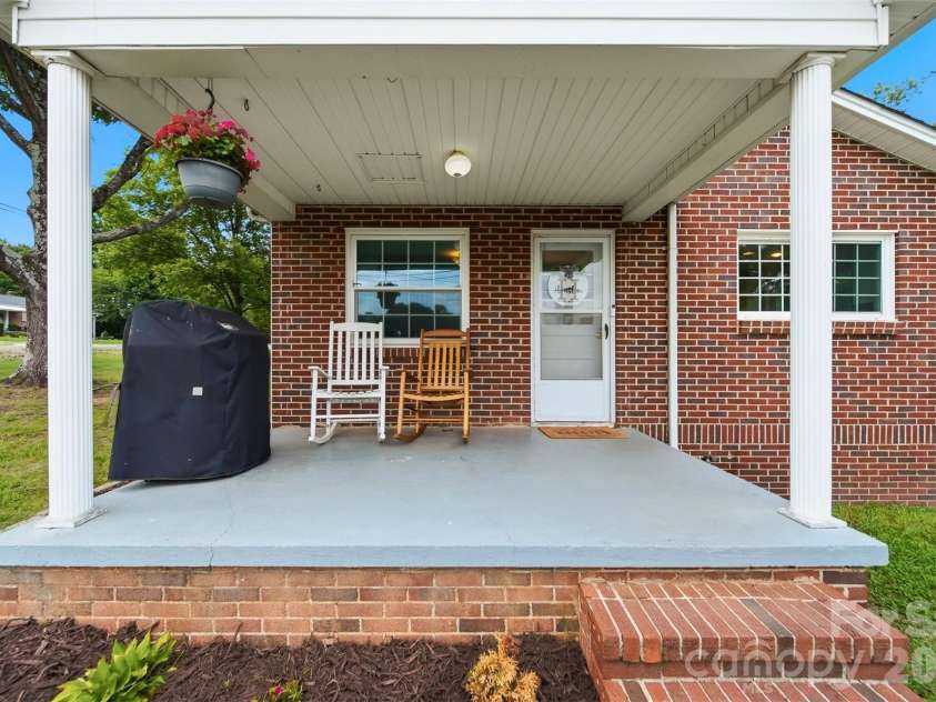 3526 16th Street, Hickory, NC 28601.  MLS# CAR4388898, YatesRealty ID 30183. 