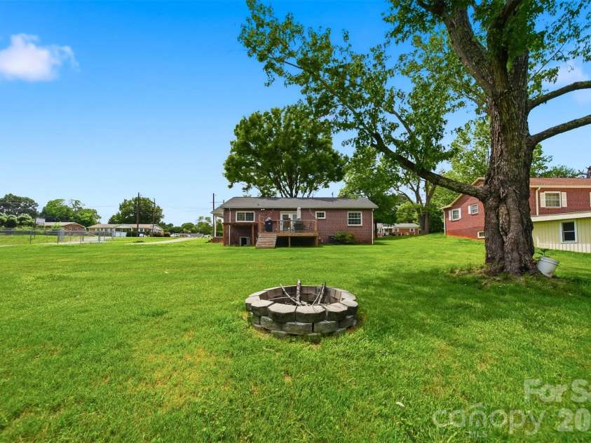 3526 16th Street, Hickory, NC 28601.  MLS# CAR4388898, YatesRealty ID 30183. 
