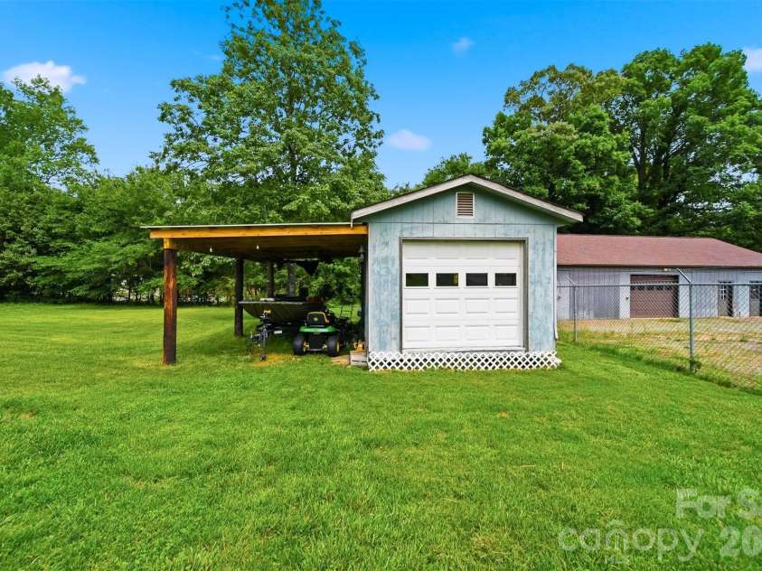 3526 16th Street, Hickory, NC 28601.  MLS# CAR4388898, YatesRealty ID 30183. 