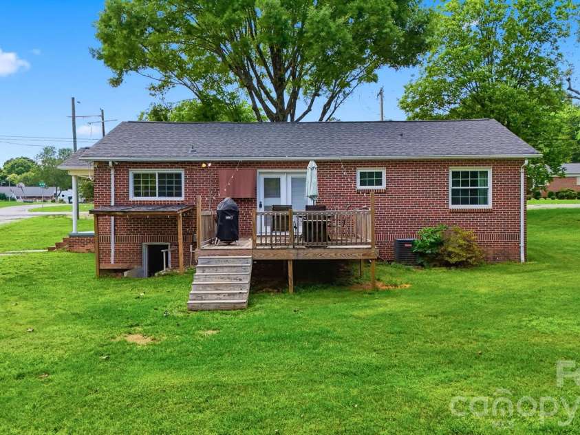 3526 16th Street, Hickory, NC 28601.  MLS# CAR4388898, YatesRealty ID 30183. 