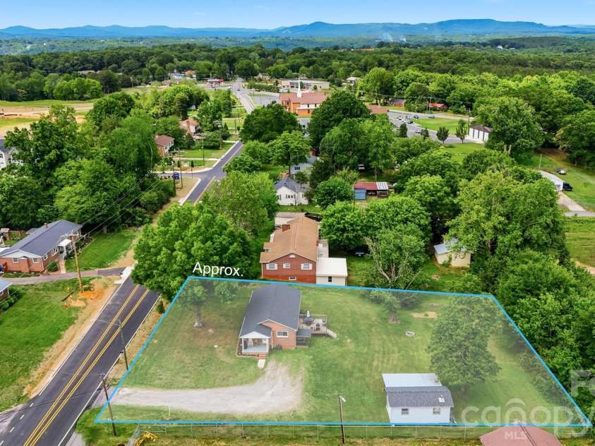 3526 16th Street, Hickory, NC 28601.  MLS# CAR4388898, YatesRealty ID 30183. 