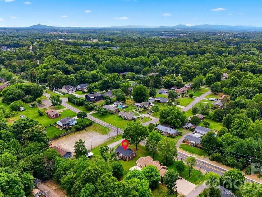 3526 16th Street, Hickory, NC 28601.  MLS# CAR4388898, YatesRealty ID 30183. 