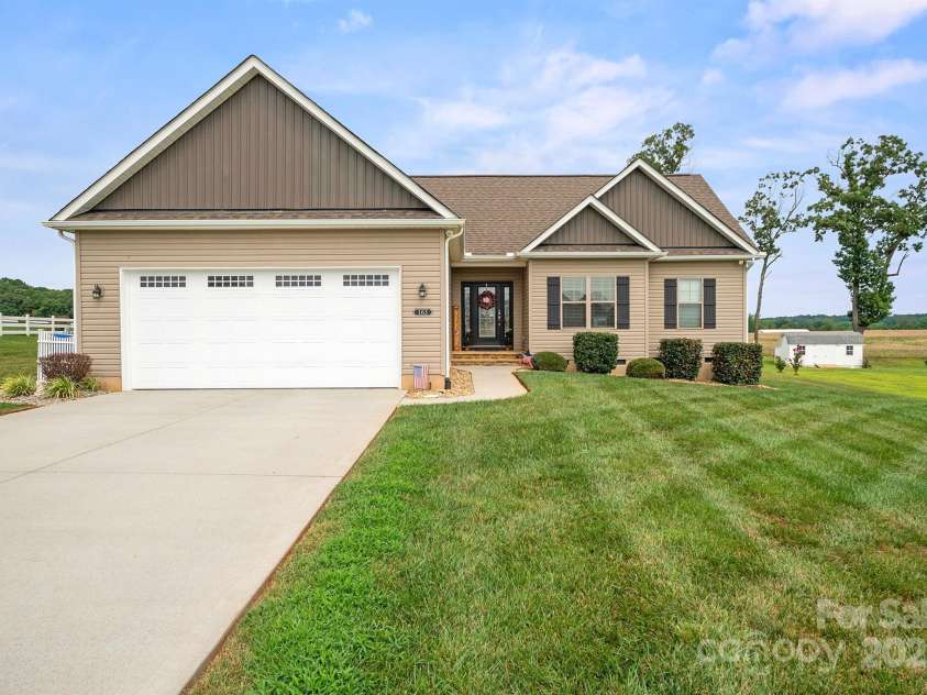 163 Castle Pines Lane, Statesville, NC 28625.  MLS# CAR4286367, YatesRealty ID 30186. 