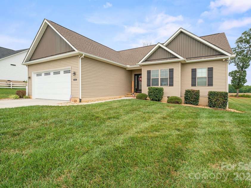 163 Castle Pines Lane, Statesville, NC 28625.  MLS# CAR4286367, YatesRealty ID 30186. 