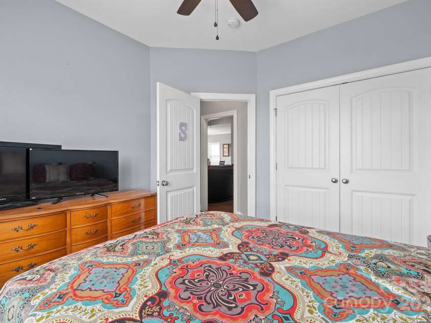 163 Castle Pines Lane, Statesville, NC 28625.  MLS# CAR4286367, YatesRealty ID 30186. 