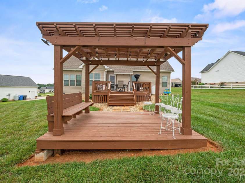 163 Castle Pines Lane, Statesville, NC 28625.  MLS# CAR4286367, YatesRealty ID 30186. 