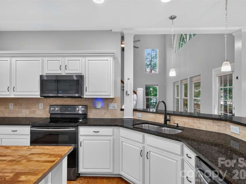 203 Elven Court, Waxhaw, NC 28173.  MLS# CAR4382799, YatesRealty ID 30186. Kitchen