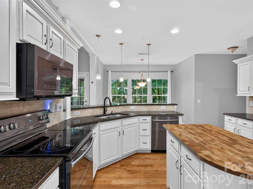 203 Elven Court, Waxhaw, NC 28173.  MLS# CAR4382799, YatesRealty ID 30186. Kitchen
