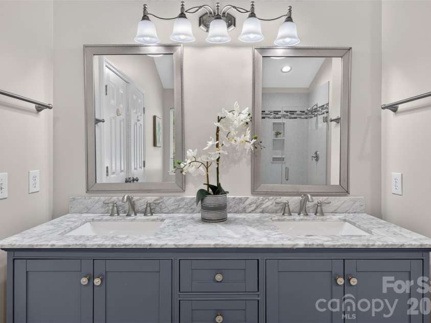 203 Elven Court, Waxhaw, NC 28173.  MLS# CAR4382799, YatesRealty ID 30186. Primary bath