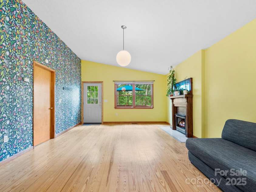 35 Essex Road, Waynesville, NC 28786.  MLS# CAR4280173, YatesRealty ID 30187. Great room