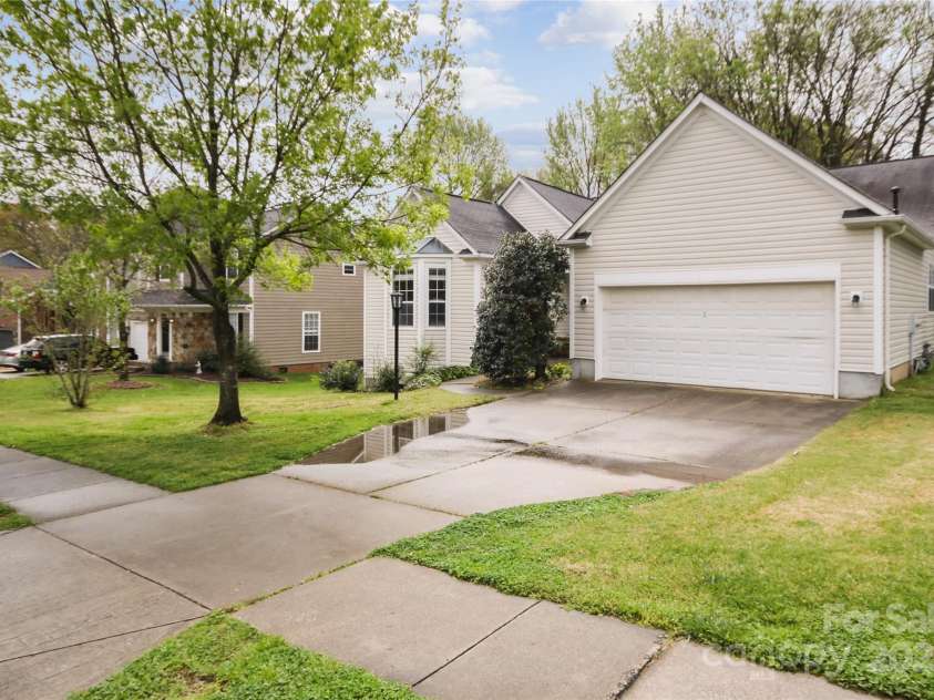 11834 Mourning Dove Lane, Charlotte, NC 28269.  MLS# CAR4277055, YatesRealty ID 30188. 