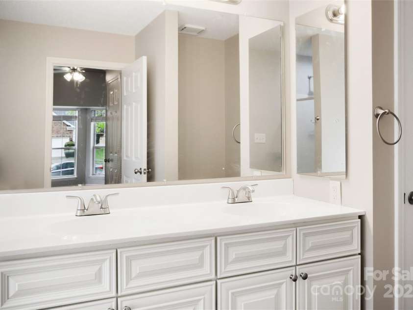 11834 Mourning Dove Lane, Charlotte, NC 28269.  MLS# CAR4277055, YatesRealty ID 30188. 